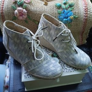 RARE NEW Women's Toms US 7.5Desert Wedge White Lac